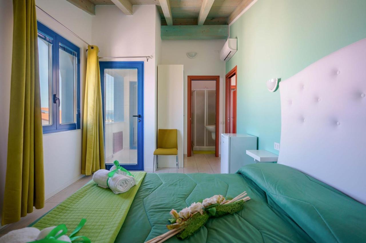 Hotel CalaBisso Calasetta Esterno foto